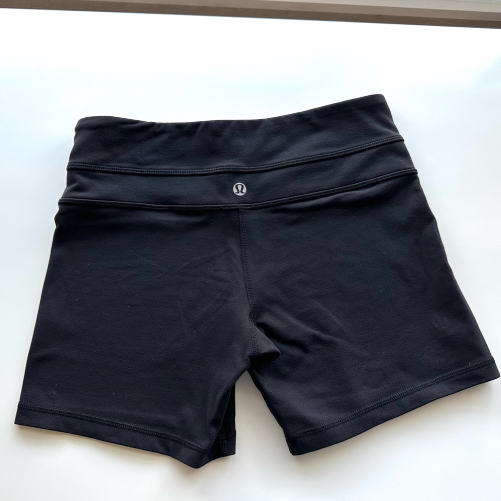 Lululemon black mid-rise shorts size 4